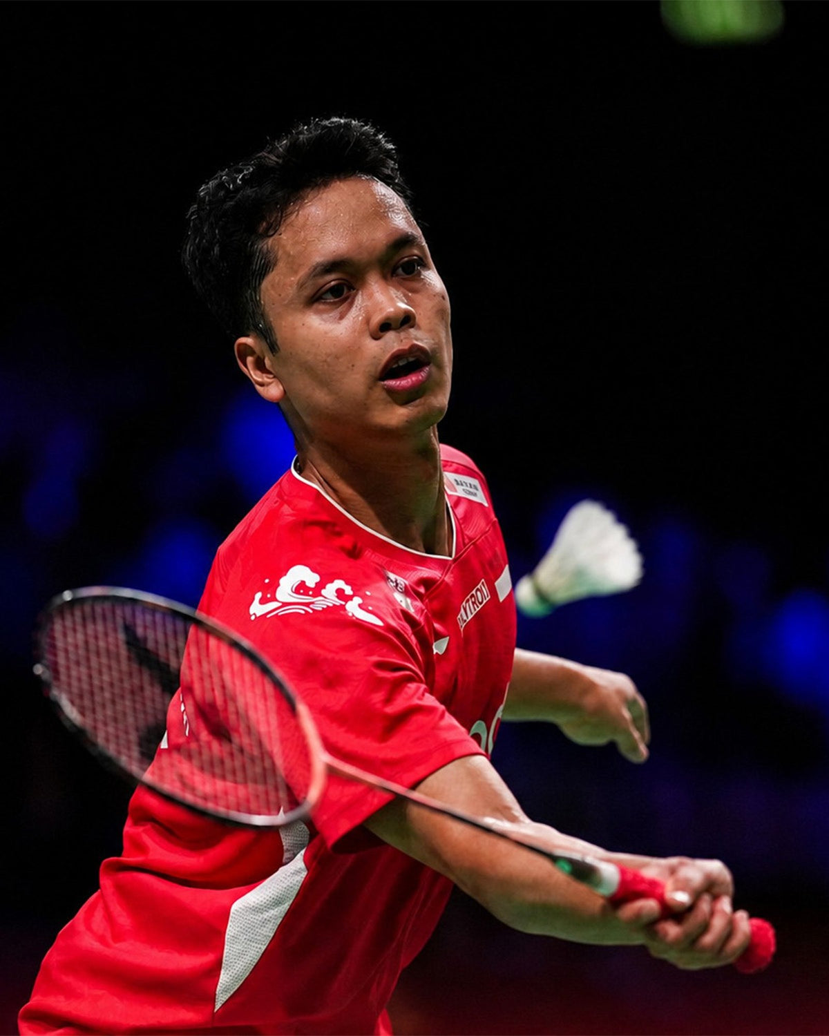 Anthony Ginting reaching for a shot with his racket