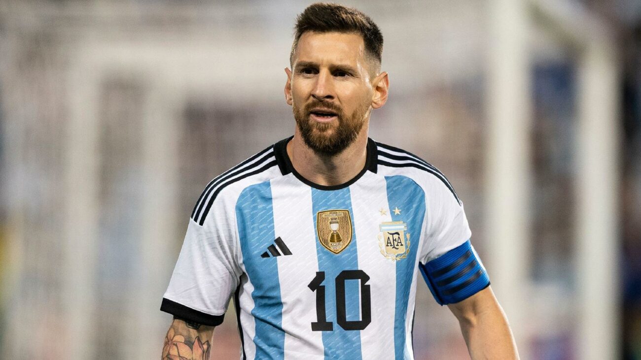 Lionel Messi In blue and white verticle line jersey