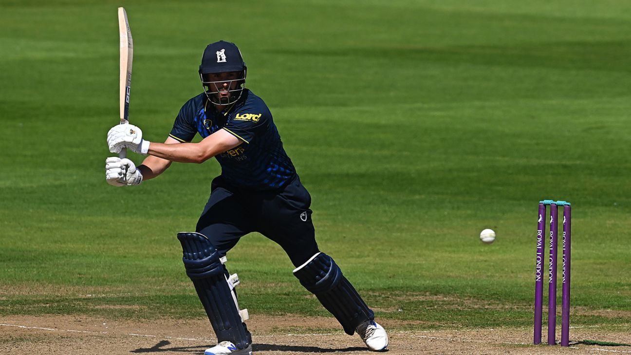 Warwickshire Bears Snatch One-Wicket Victory Over Sussex in Metro Bank One-Day Cup