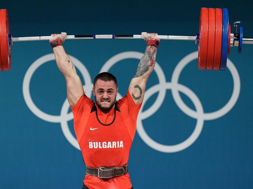 Bulgarian Weightlifter Karlos Nasar Shatters World Record, Lifts 400 Kilograms