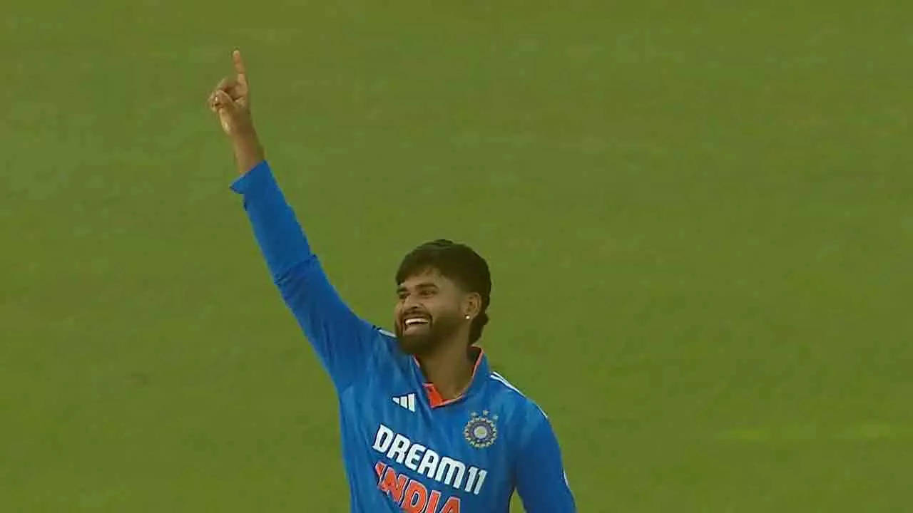 Iyer's Stunning Run Out Seals India's Victory in Second ODI Against Sri Lanka