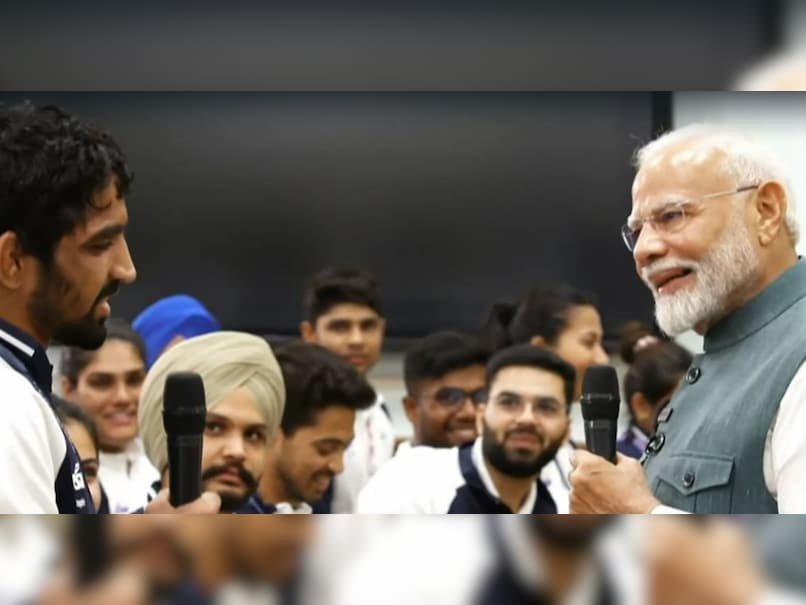 PM Modi's Lighthearted Moments with Olympic Medalists: Choorma Banter and Medal Celebrations