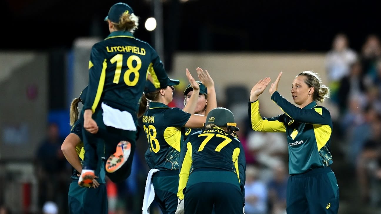 Australia Survives Batting Collapse to Beat New Zealand in Second T20I