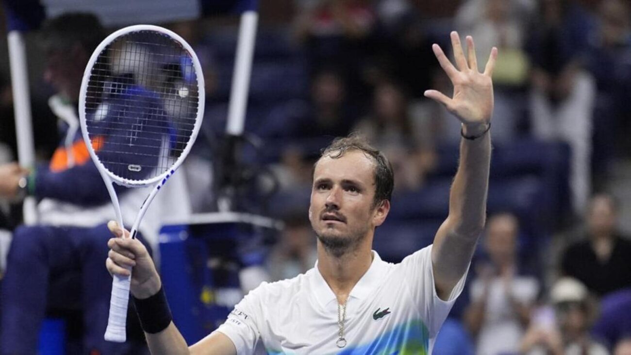 Medvedev Advances at US Open Despite Challenging Season