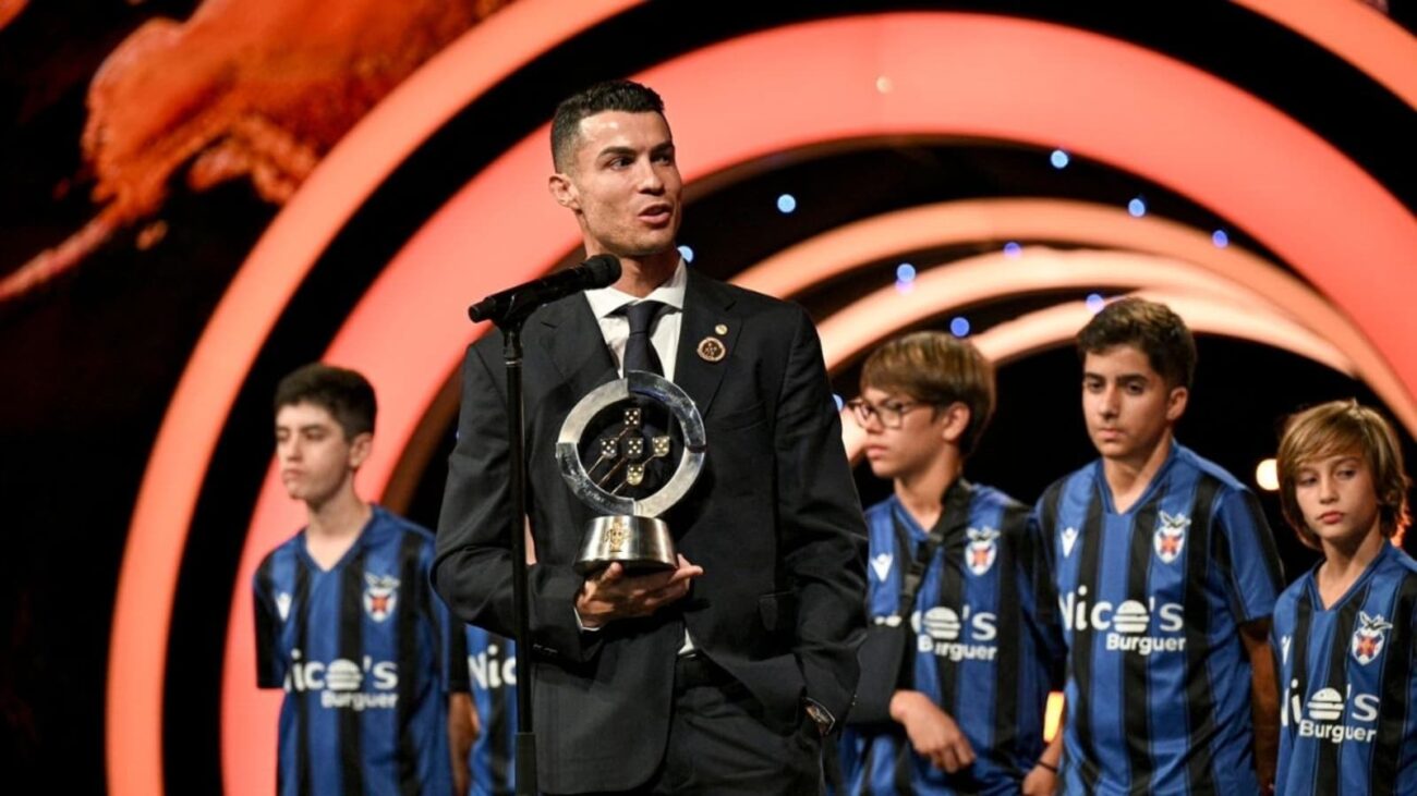 Cristiano Ronaldo Receives Platinum Quinas Award for International Football Achievements