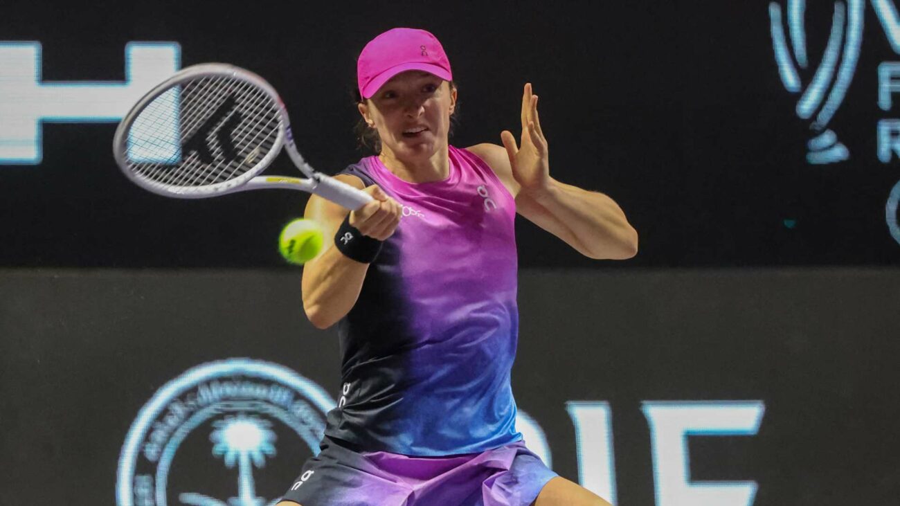 Swiatek Rallies to Defeat Krejcikova in WTA Finals Opener